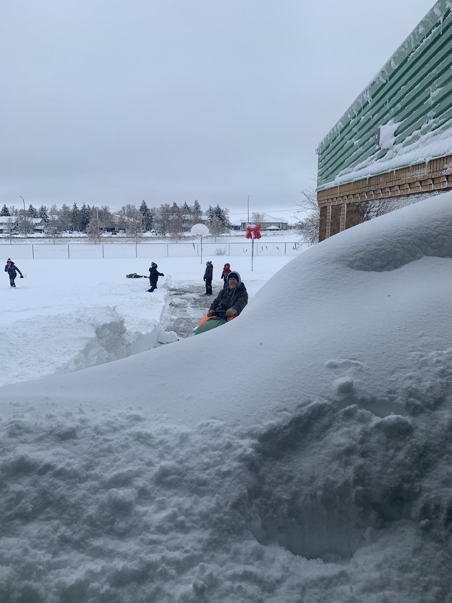 sunningdaleMJ's tweet photo. Team Work!  Our students chipping in and getting rid of our mountain of snow in front of the doors. First pic is from the inside looking out first thing this morning. #wegotthrough #grizzlypride https://t.co/KJ2lPJDPd6