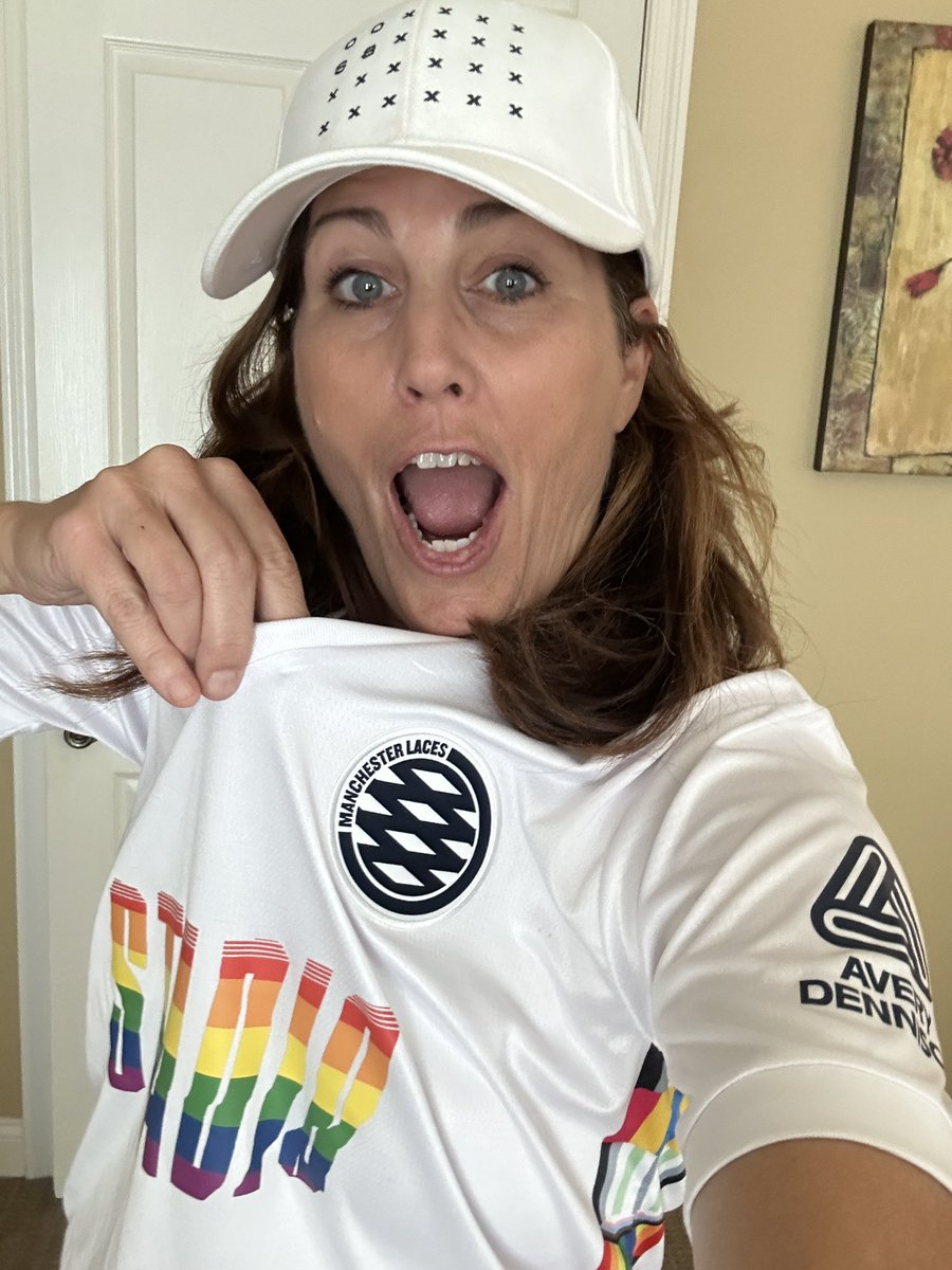 JulieFoudy's tweet image. And I’m delighted that @wearefoudys sent me these beauties!!!! Go on @ManchesterLaces &amp;amp; show the world how to represent. Proud to wear your jersey. ❤️🙏👊🏼