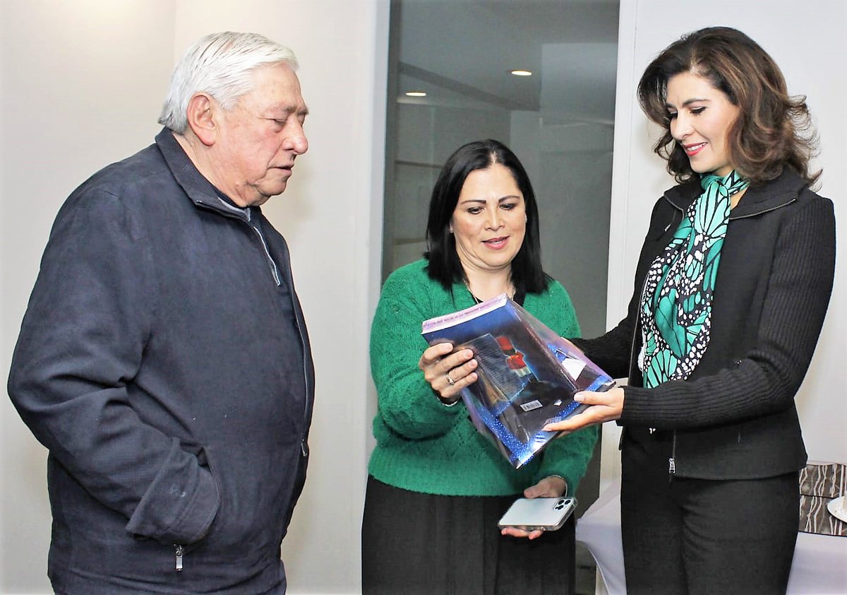 MaribelGongoraE's tweet photo. En reunión de trabajo con integrantes de la #FederaciónRevolucionariadeEmpleadosyTrabajadores, y su Presidente José Luis Mondragón Paz; se avanza en la #ReformaLaboral, a través de la legitimación de los contratos colectivos. https://t.co/bZM63OHsnv