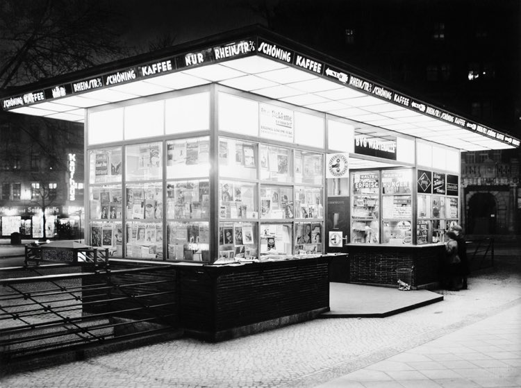 BVG-Wartehalle und Kiosk am Breslauer Platz, Berlin, 1920er Jahre.