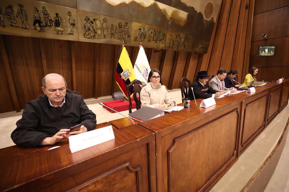 Sesión N.20 || <a href="/PepeChimbo/">José Chimbo</a> Presidente del <a href="/ComiteDeEticaAN/">Comité Etica de la Asamblea Ecuador</a> inicia la calificación de  las pruebas presentadas y solicitadas dentro de la denuncia realizada por la As. <a href="/johaortizv/">Johanna Ortiz</a> en contra de la As. <a href="/esperanzalloria/">Esperanza Llori Abarca</a> 
<a href="/AsambleaEcuador/">Asamblea Nacional</a> 
<a href="/LaRadioAsamblea/">La Radio Asamblea</a>