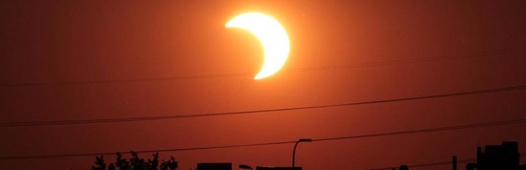 SaudiNewsFR's tweet photo. Urgent:

Le ministère des affaires religieuses d'#Arabie_Saoudite appel l'ensemble des imams des mosquées du Royaume d'accomplir la prière de l'éclipse ce mardi, lorsqu'ils seront témoins de l'éclipse du soleil.

 Elle aura lieu à 13h45(Ksa) à la mosquée Prophétique d'Al #Madinah https://t.co/QvVQ9yNwji