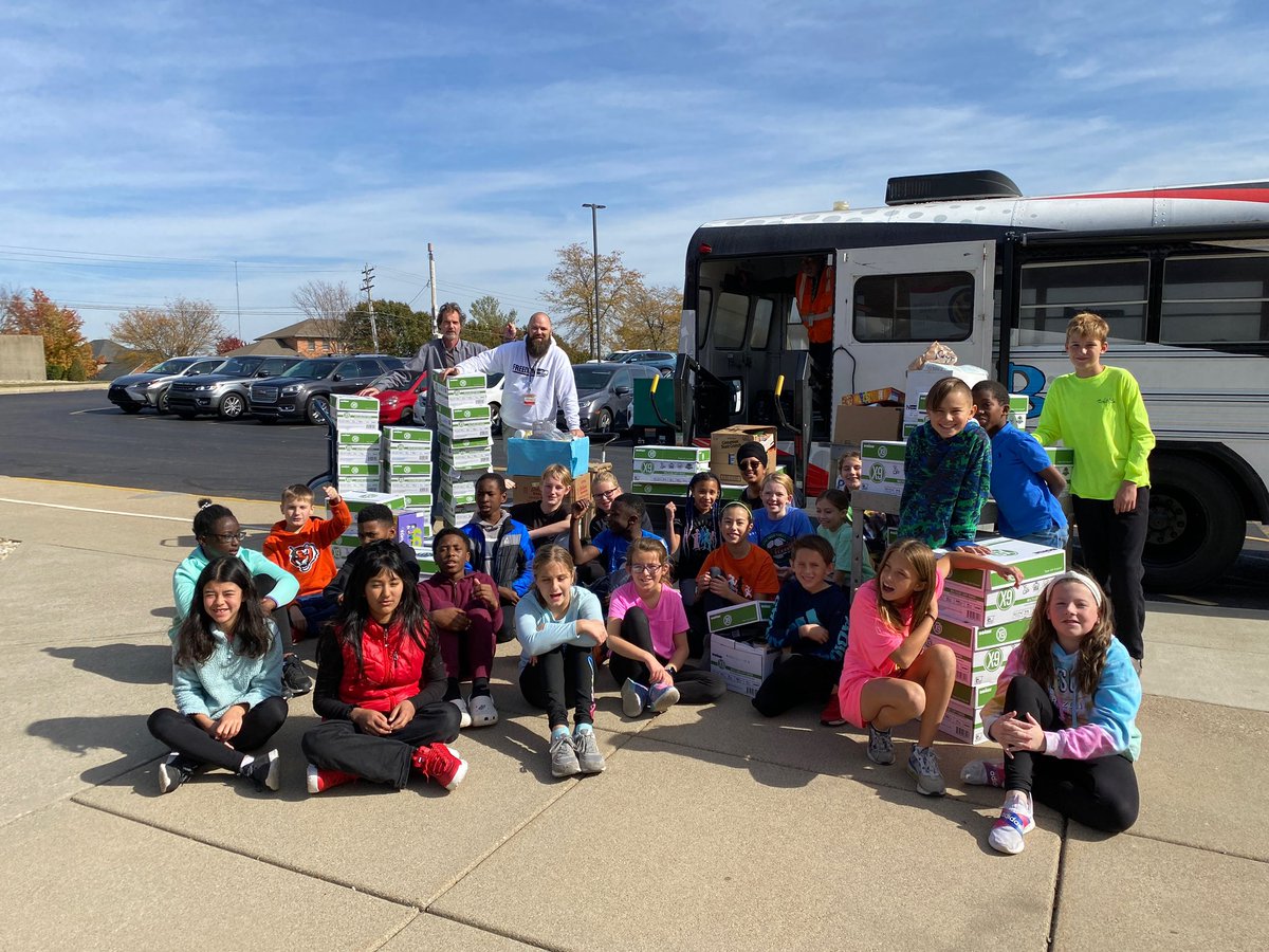 #WandatheWonderbus rolled on Friday to #stuffthebus @Creeksidetweet @VgEagles @Freedom_Lakota @LakotaRidgeJR. Grateful to these students and their families for the amazing support! #WEareLakota #LakotaStufftheBus