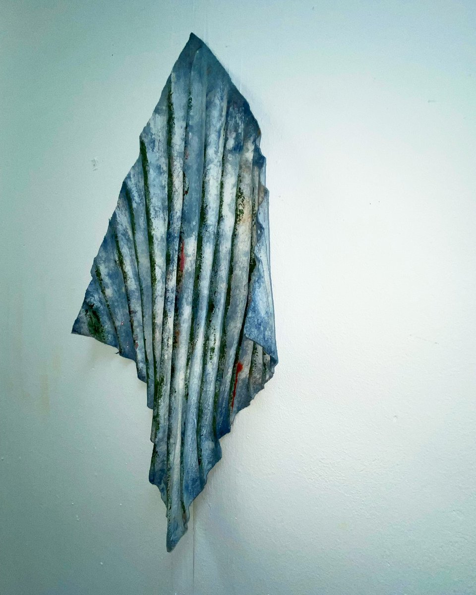 MehrajArts's tweet photo. #sbadoesherma @uhcreatives Used corn flour to give the #felt a different visual texture #textiles #textileartist #dye #playoflight #pleating #foldsofidentity #photography https://t.co/5buhYfrIlF