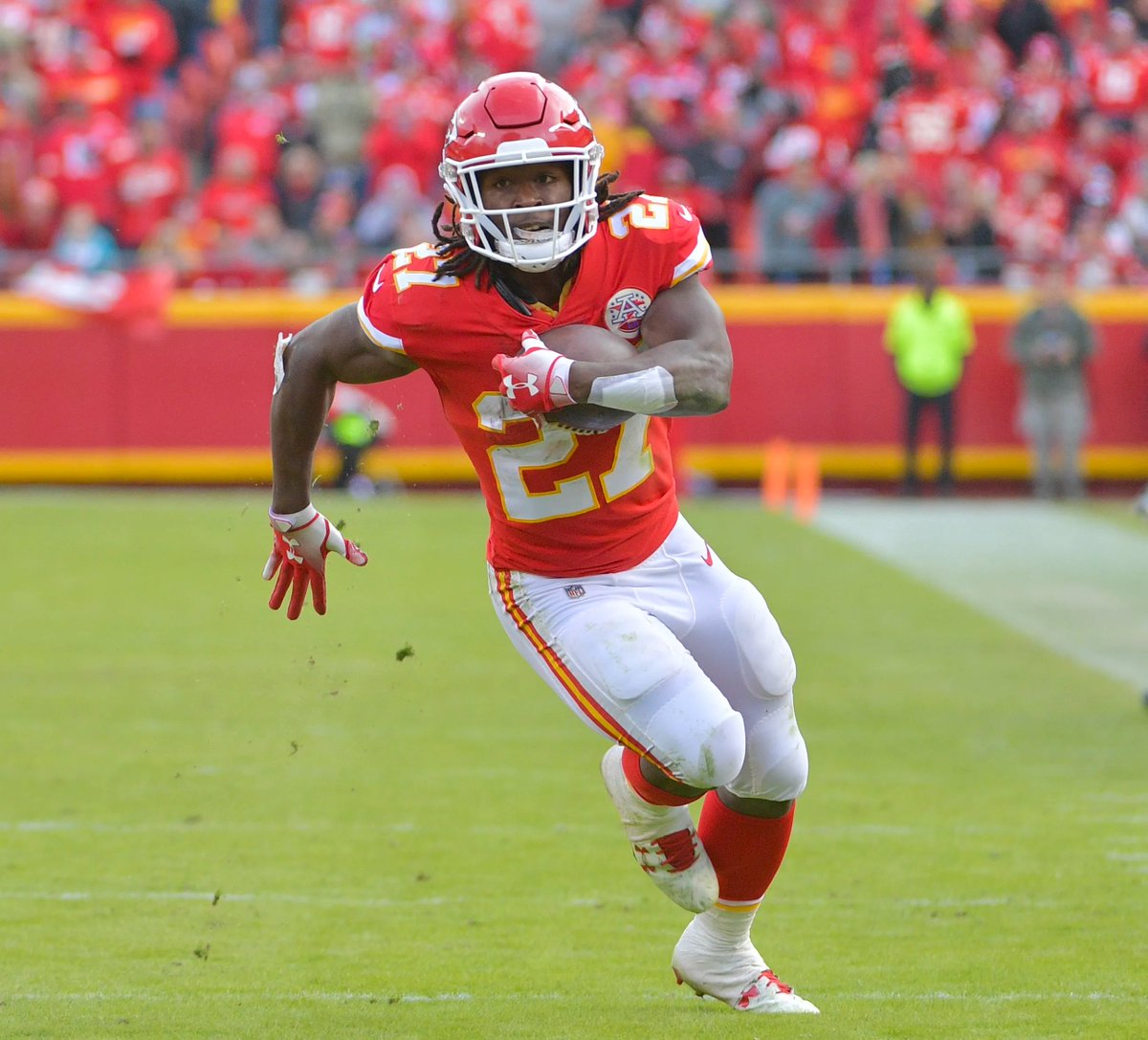 DaveKluge's tweet photo. With Kareem Hunt trade rumors swirling, I decided to Photoshop a jersey swap that I think he'd look pretty good in on a team that could use him.

What do you think? https://t.co/YpWNJ2OFul