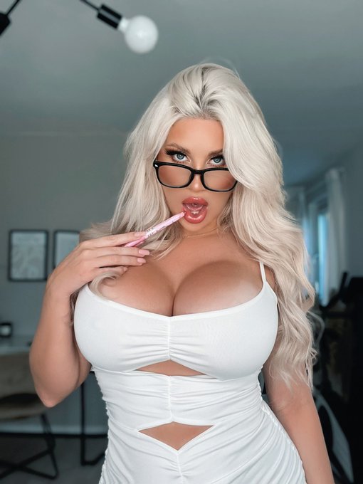 Retweet if you could fuck your hot stepmom 😉💦 https://t.co/fAdcvQpIgv