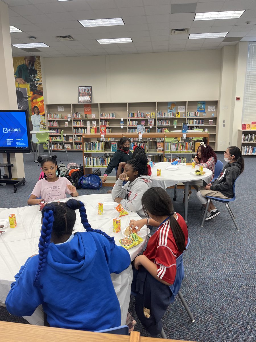 ⁦<a href="/girlsinchouston/">Girls Inc. Houston</a>⁩ enjoying a snack before they get started with their activity for the day. #JHAstars ⁦<a href="/Houston_AISD/">Houston Academy - Aldine ISD</a>⁩ ⁦<a href="/doccbstewart/">Cedric Stewart (He/ Him)</a>⁩