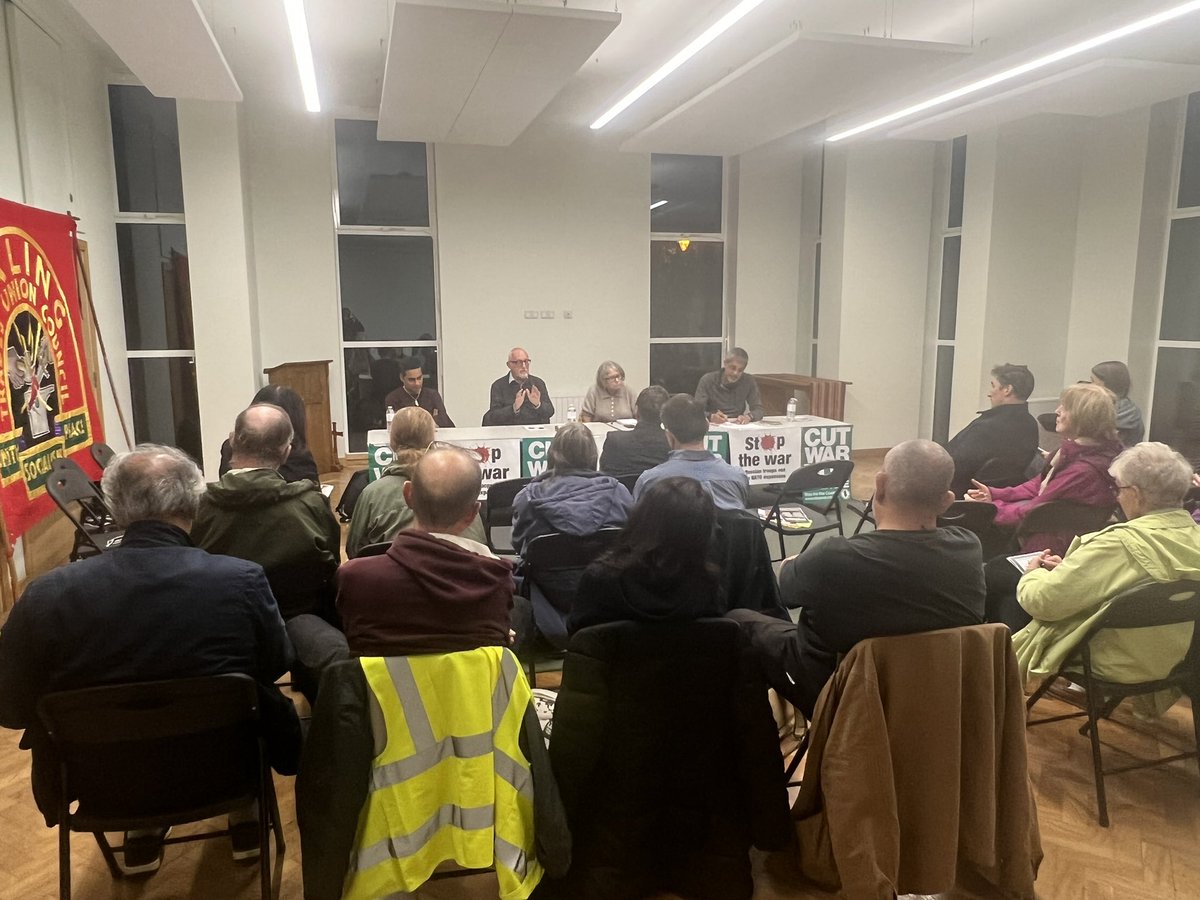 Great @STWuk Ealing mtg on war in Ukraine, double standards & links between war & #CostOfLiving crisis ☮️Our convenor @LindseyAGerman says “You don’t have to be a genius to know the answer to #war is not funding more of it” It’s time to unite and fight for peace! #NoEscalation