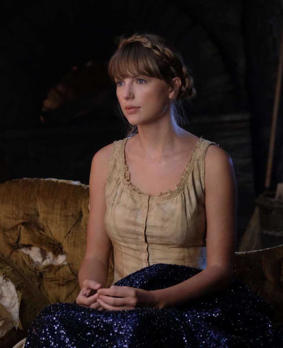 PopBase's tweet photo. 🚨 Taylor Swift will release the music video for ‘Bejeweled’ tonight. https://t.co/2mwFPl4zir