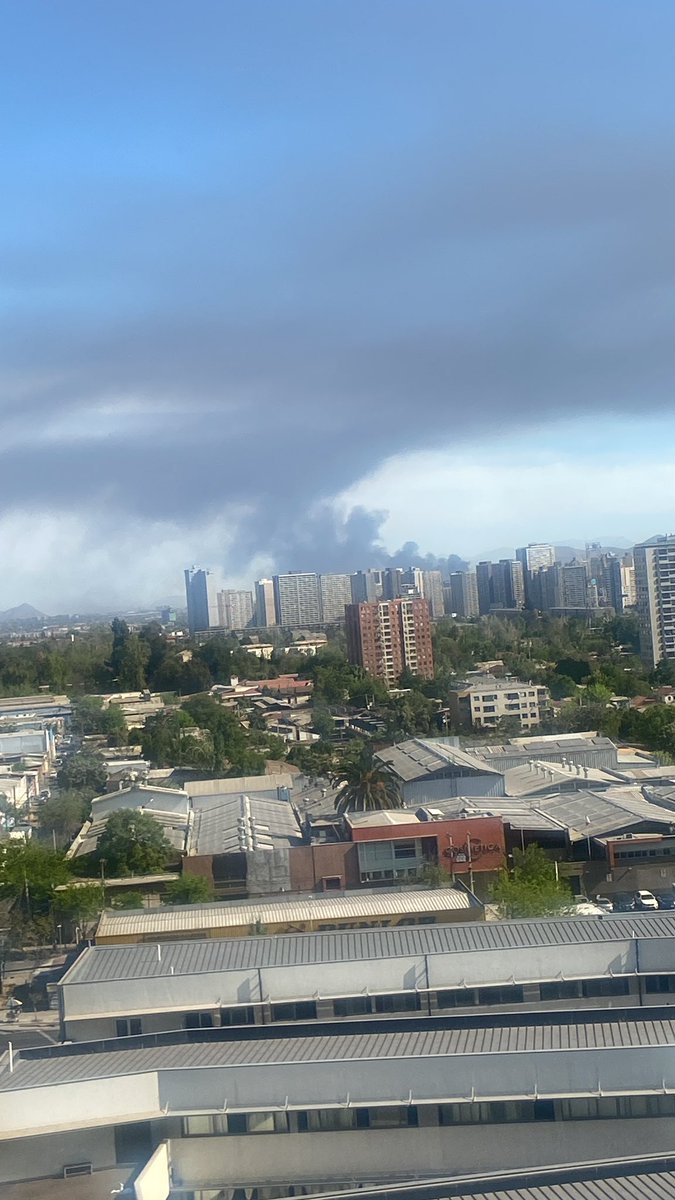 CBQuilicura's tweet photo. #AHORA Nuestra Institución trabaja con Personal @2CiaQuilicura en Apoyo al @cbsanbernardo por Alarma General de #IncendioEstructural en Calle Los Pinos / Av. Presidente Jorge Alessandri Rodríguez, @SanBernardocl

Unidades de Especialidad H-2 y HX-2 en el lugar

#BOMBEROSQUILICURA https://t.co/QuaoZ3ude9