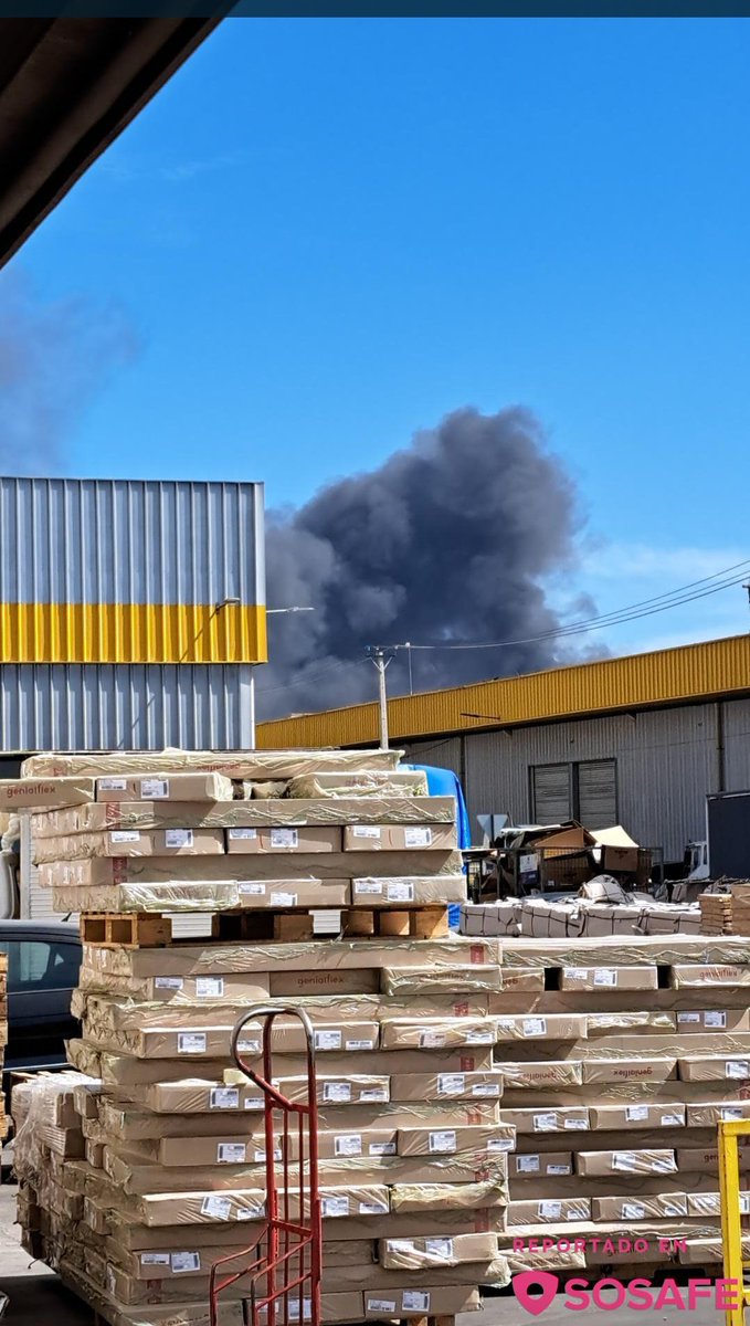 CBQuilicura's tweet photo. #AHORA Nuestra Institución trabaja con Personal @2CiaQuilicura en Apoyo al @cbsanbernardo por Alarma General de #IncendioEstructural en Calle Los Pinos / Av. Presidente Jorge Alessandri Rodríguez, @SanBernardocl

Unidades de Especialidad H-2 y HX-2 en el lugar

#BOMBEROSQUILICURA https://t.co/QuaoZ3ude9