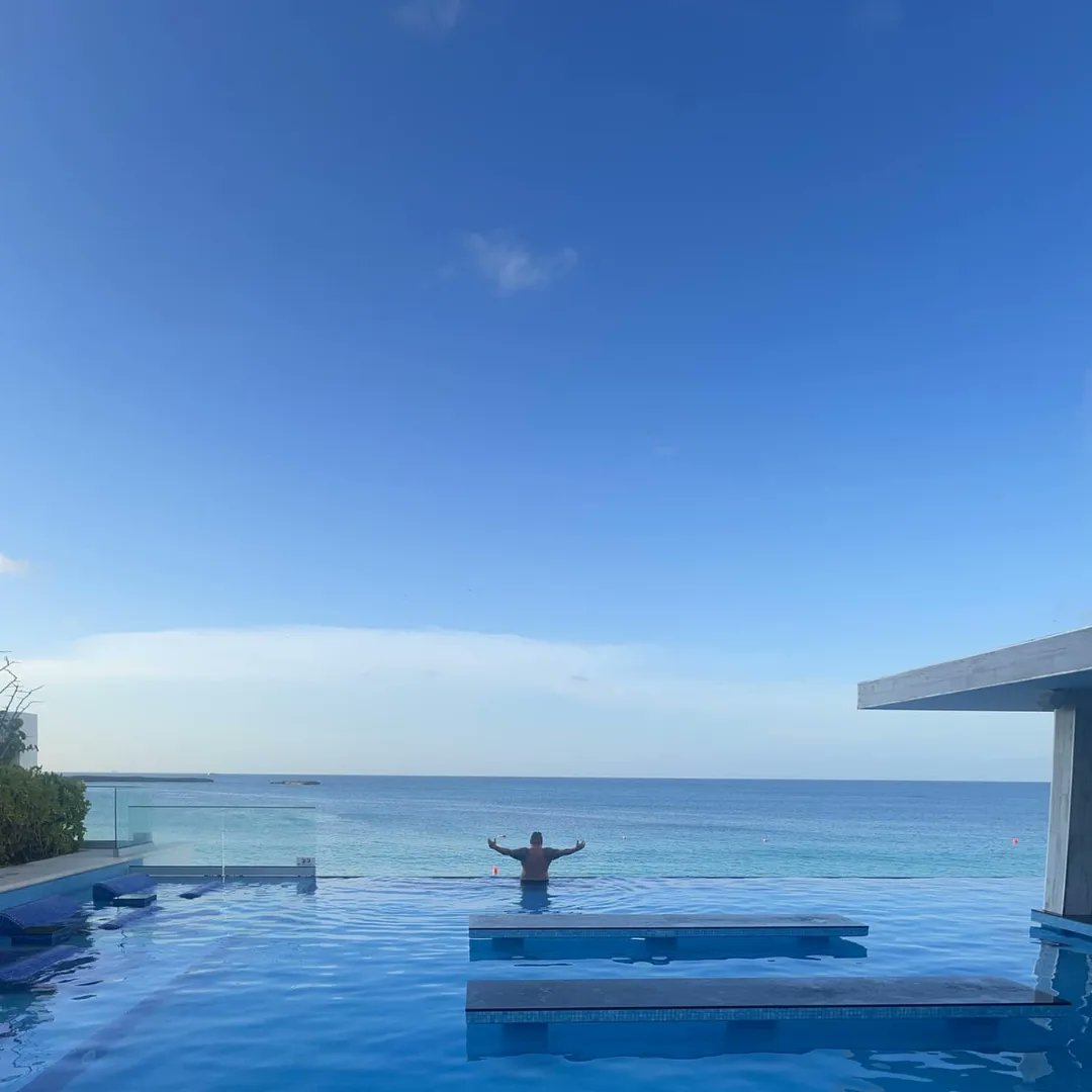 Eddie_Insurance's tweet photo. Productivity also looks like this. Remember to work, rest and always enjoy. #bahamas #vacation #productivity #insuranceguy https://t.co/N0c5iWmGXe