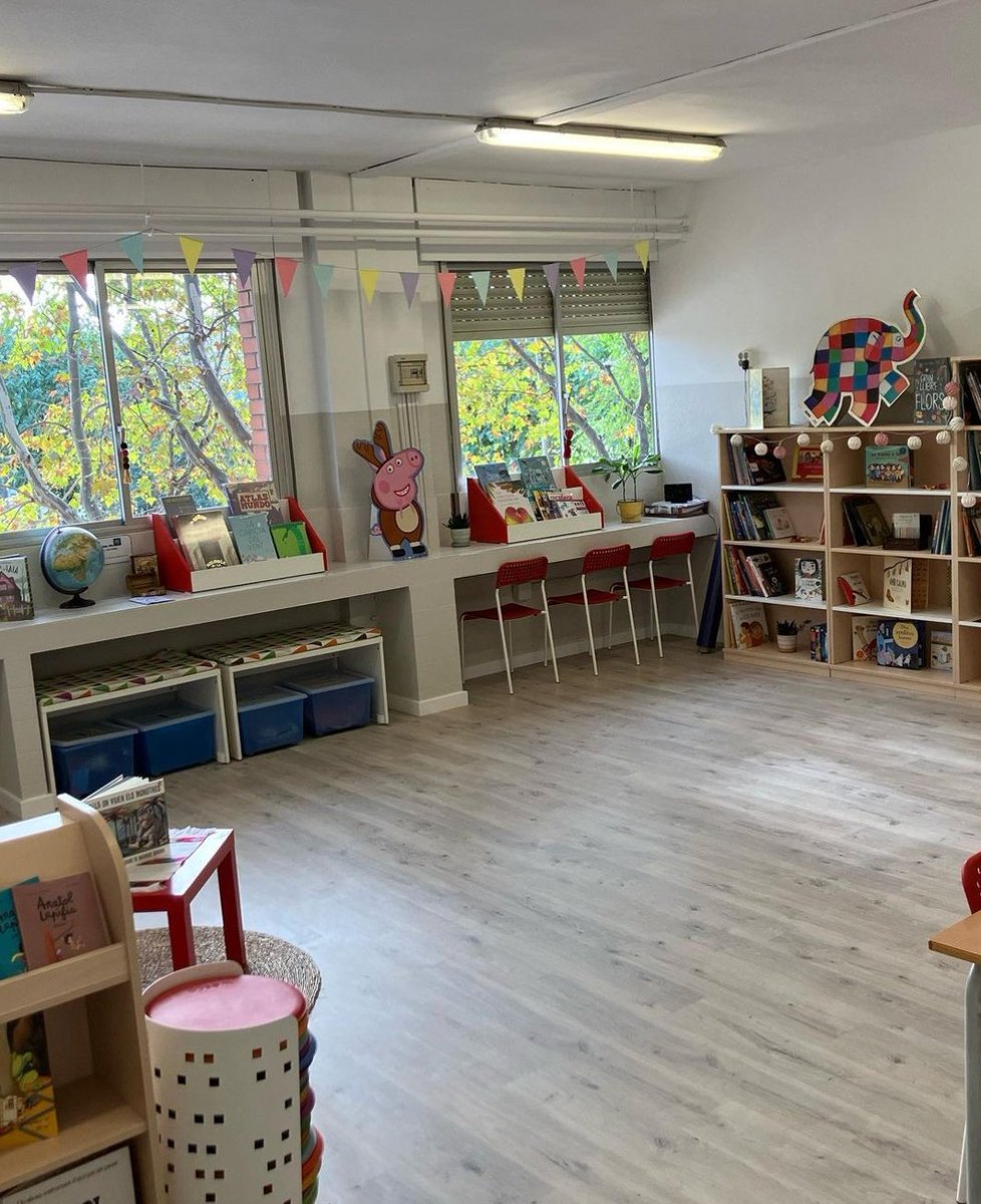 escolamontseny's tweet photo. Coincidint que avui és el dia Internacional de les Biblioteques, inaugurem la nostra 📚👏!
La ratolina🐭, la mascota de la biblioteca, ens ha dit que està molt contenta de tot el què hem fet.  Nosaltres també☺️! https://t.co/v0BmfSrsgN