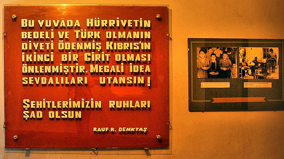 yukselhos's tweet photo. 📢KKTC'ye öğrenci olarak giden 100 kişiden 90'ının burayı bilmediklerini biliyor muydunuz? KKTC'de çocukları ile birlikte öldürülen Binbaşı Nihat İlhan'ın eşi ve 3 oğlunun katledildiği ev, günümüzde BARBARLIK MÜZESİ olarak açıktır. Ne kumara gelen sığırlar ne de öğrenciler gelir. https://t.co/x0t1rG1FJ1