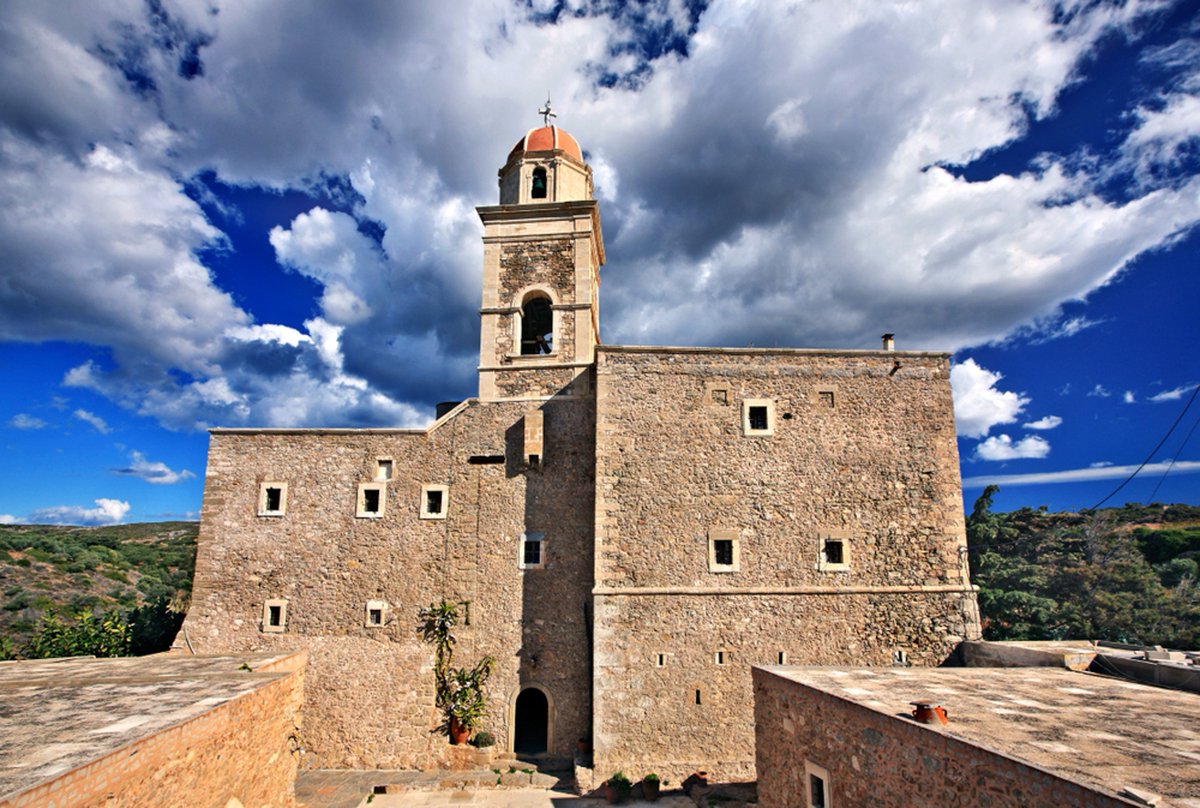 Incred_Crete's tweet photo. Toplou Monastery is one of the most significant monasteries in Greece
➡️The monastery was originally called Panagia Akrotiriani 
➡️It has been destroyed and looted numerous times
➡️Nowadays the monastery produces its famous wine making a production of 30,000 bottles a year https://t.co/wxobg90twq