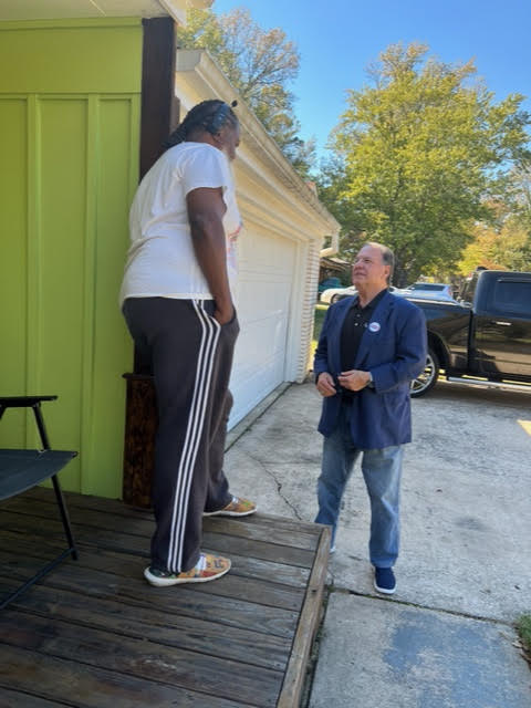 SteveLittleRock's tweet photo. Met with individuals in Southwest Little Rock on Friday and discussed drugs, gangs, and guns. And the epidemic of shootings and homicides in our City. To solve a problem, you have to understand the problem. It starts with a conversation. https://t.co/fWRTp8TsGS