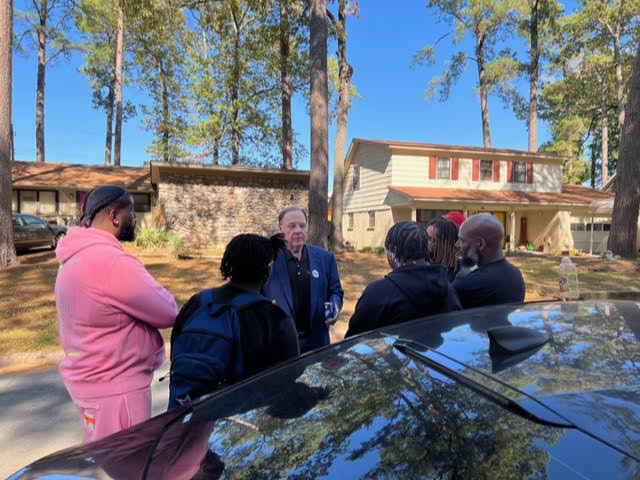 SteveLittleRock's tweet photo. Met with individuals in Southwest Little Rock on Friday and discussed drugs, gangs, and guns. And the epidemic of shootings and homicides in our City. To solve a problem, you have to understand the problem. It starts with a conversation. https://t.co/fWRTp8TsGS