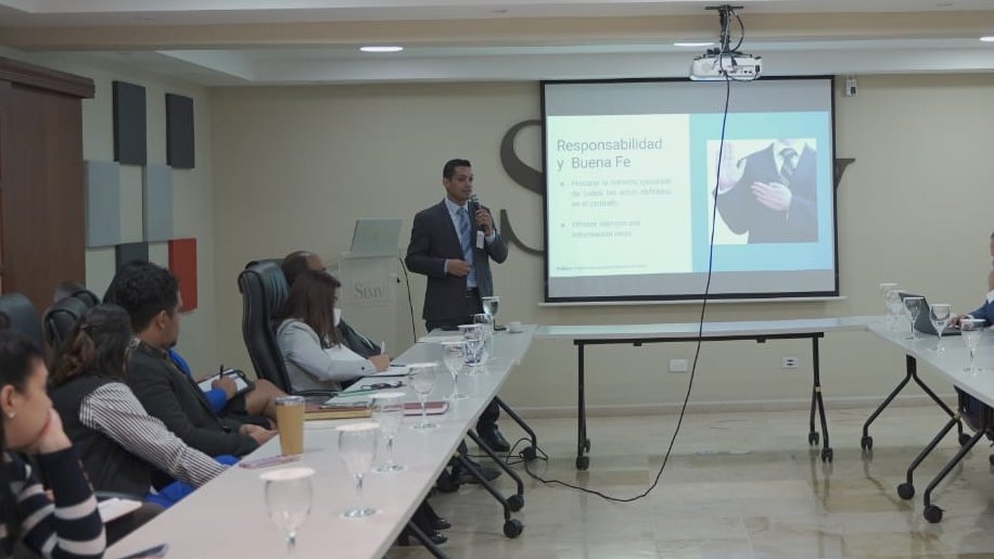 cedetecivirtual's tweet photo. El prof. Israel Peralta en una de nuestras capacitaciones junto a los participantes. 

"El talento gana juegos, pero el trabajo en equipo y la inteligencia ganan campeonatos". Michael Jordan
#cedeteciesinnovación
#cedeteciforma
#cedetecicrece https://t.co/qoQ49R67oG