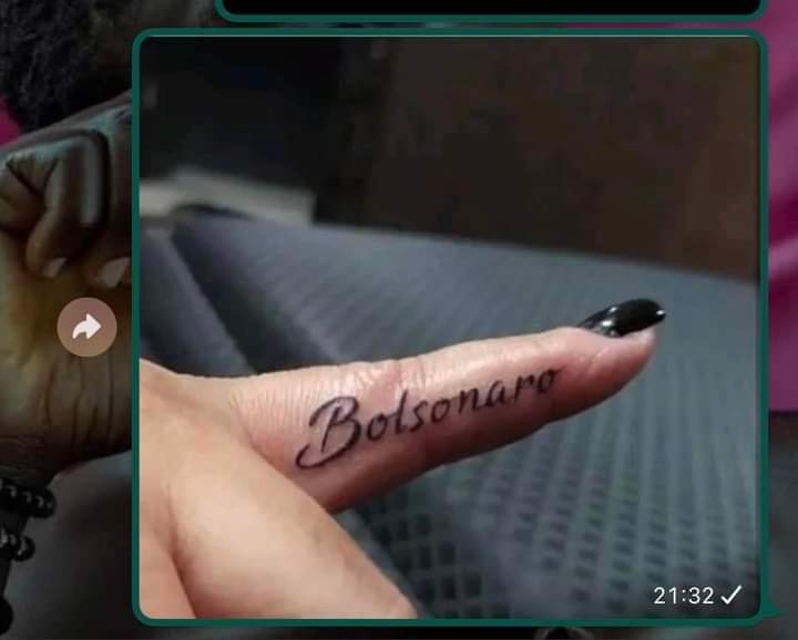 Rosi23975295's tweet photo. Acabei de ser expulsa do grupo de família. Só pq minha tia postou essa foto e eu perguntei se ela tinha tirado o dedo do cu. 
Povo mal humorado!😷🫰 https://t.co/xiRj631t2E