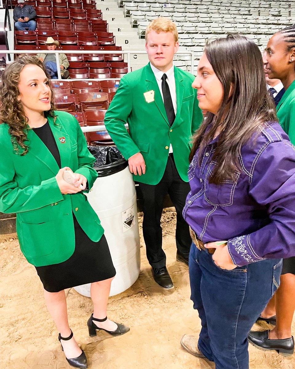 Arkansas4H's tweet photo. Some of the #AR4HStateOfficerTeam had the best time at the @ArkStateFair Livestock Premium Sale last week! So many AR 4-Hβers were in the sale, we got to chat with our friends at @ThePoultryFed @ArFB & @ArkCattlemen & so many more!
#AR4H #ArkansasStateFair #Livestock #AgInArk https://t.co/mt7qeJApLj