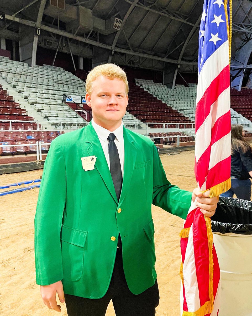 Arkansas4H's tweet photo. Some of the #AR4HStateOfficerTeam had the best time at the @ArkStateFair Livestock Premium Sale last week! So many AR 4-Hβers were in the sale, we got to chat with our friends at @ThePoultryFed @ArFB & @ArkCattlemen & so many more!
#AR4H #ArkansasStateFair #Livestock #AgInArk https://t.co/mt7qeJApLj