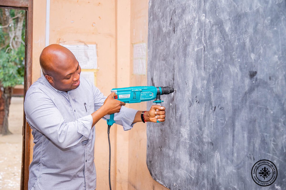 S_OkudzetoAblak's tweet photo. Today we commenced a new initiative to replace all blackboards in public schools with markerboards.

Phase 1 covers all JHS &amp; SHS to be completed next month. Phase 2 targets all basic schools.

Teachers &amp; learners deserve improved healthier conditions even as locals get more jobs https://t.co/053pq5cHBN