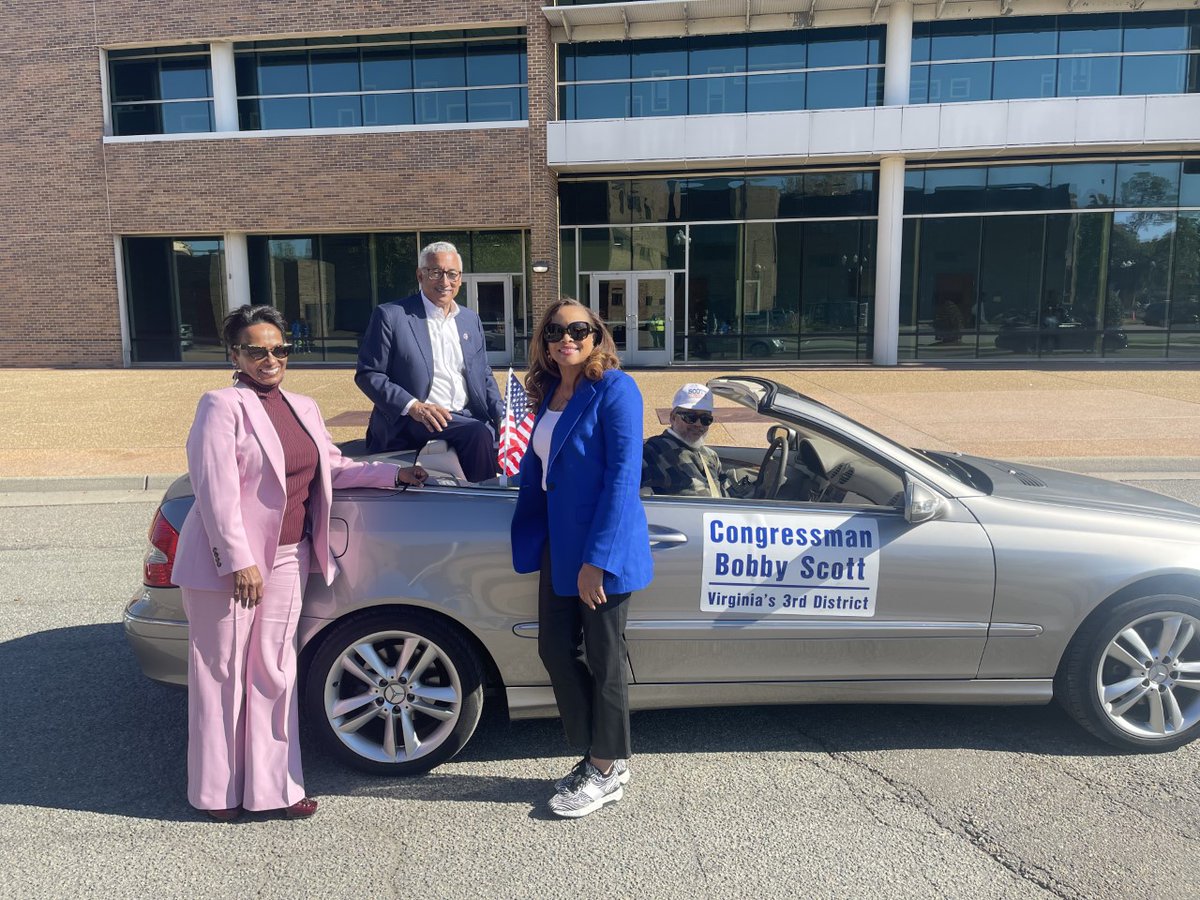Melonie_Parker's tweet image. Proud to serve as co-grand marshal at @_HamptonU's 2022 Homecoming Parade. Was also great to discuss @Google's partnerships with #HBCUs along with Hampton President Darrell Williams for @13NewsNow &amp;amp; my old classmate @13JanetRoach!
See our interview: bit.ly/3N39veV
#DEI