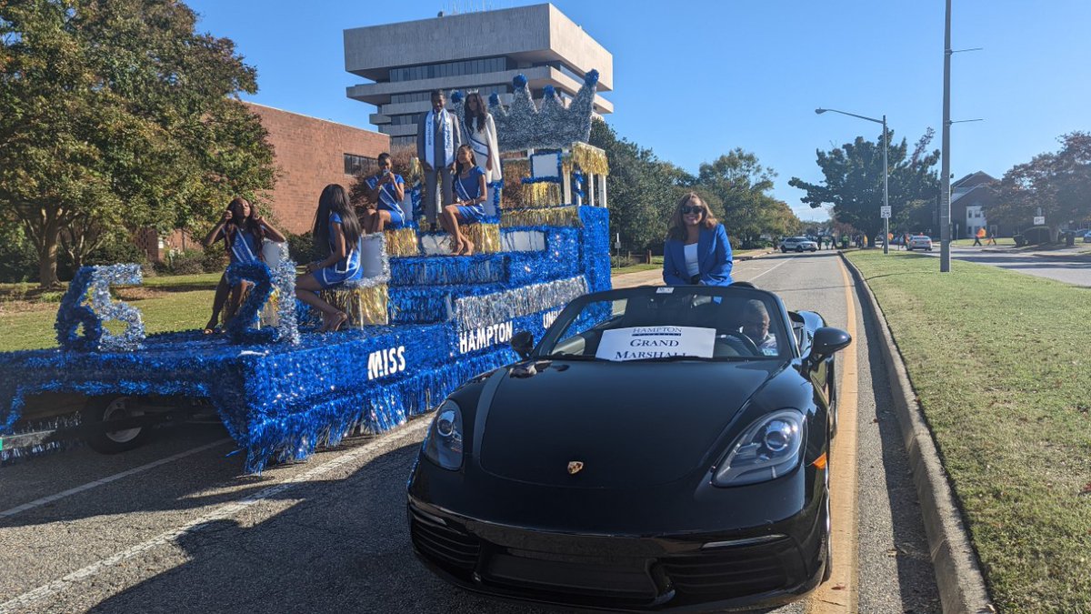Melonie_Parker's tweet image. Proud to serve as co-grand marshal at @_HamptonU's 2022 Homecoming Parade. Was also great to discuss @Google's partnerships with #HBCUs along with Hampton President Darrell Williams for @13NewsNow &amp;amp; my old classmate @13JanetRoach!
See our interview: bit.ly/3N39veV
#DEI
