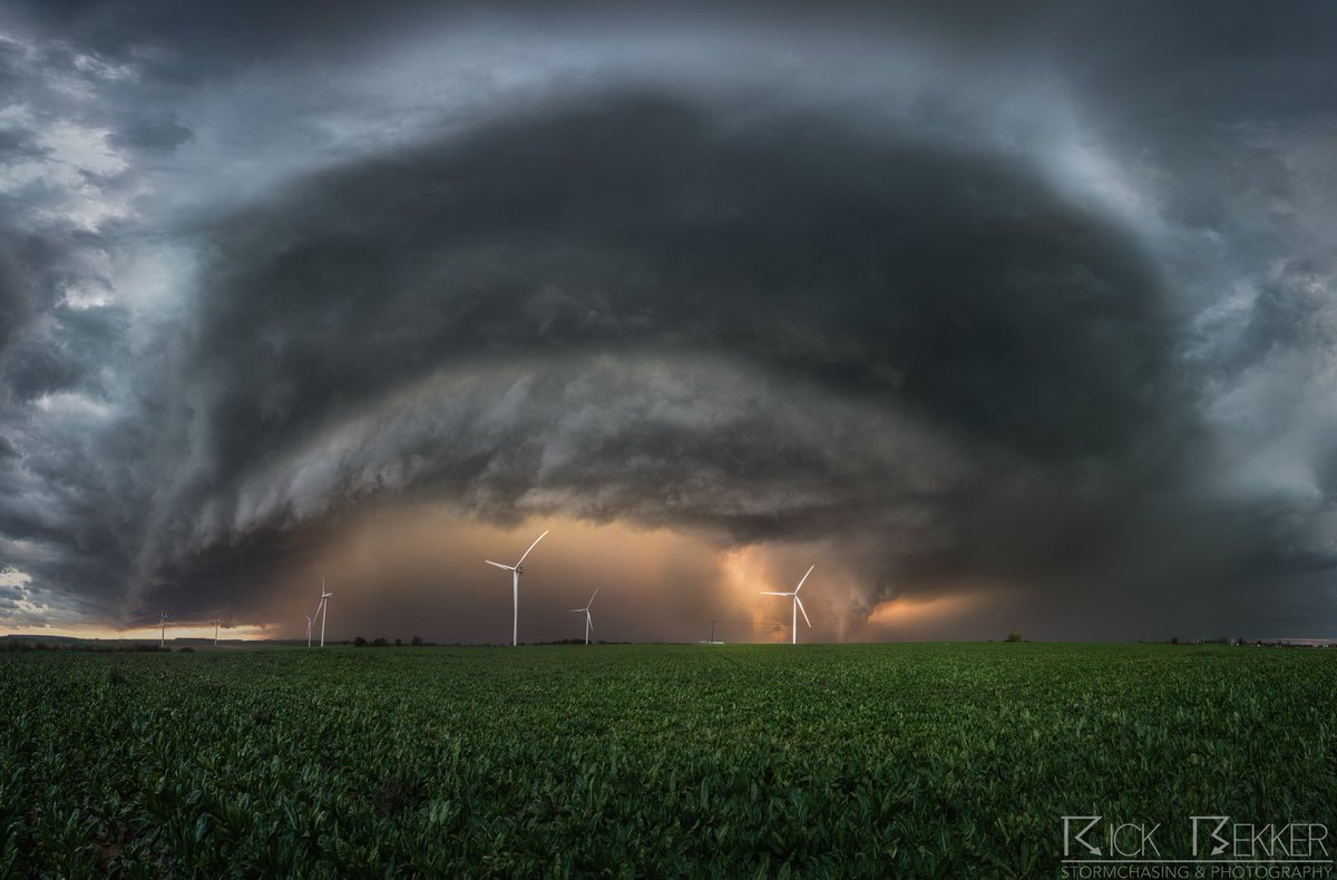 InfosFrancaises's tweet photo. 📸 Image du jour : orage supercellulaire avec la tornade de #Bihucourt photographié hier soir dans le Pas-de-Calais. (Rick Bekker) https://t.co/pCxw6nlenG