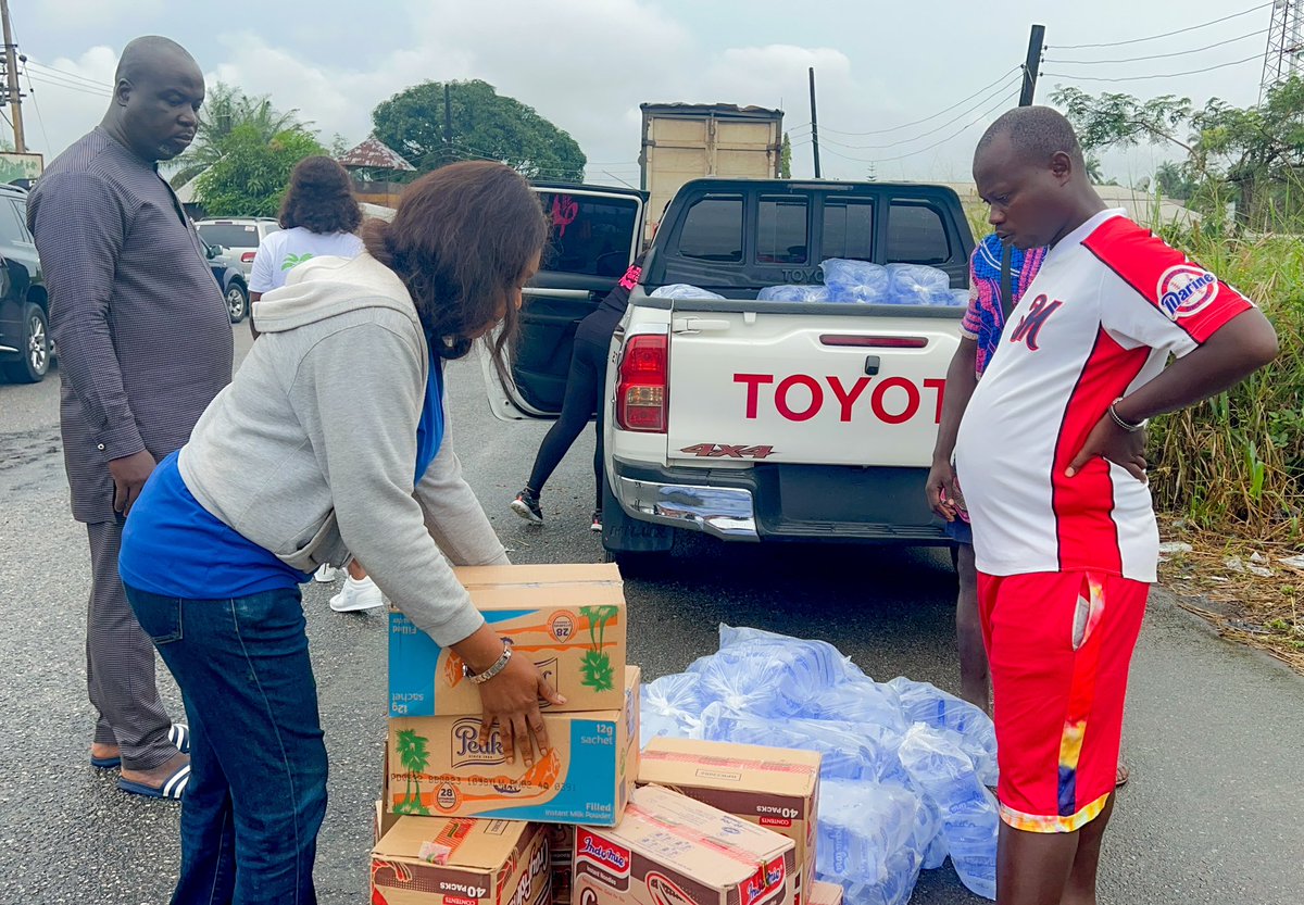 ethanrosefound1's tweet photo. Yesterday, Sunday 23rd October 2022, Ethanrose Foundation led by its Executive Secretary, Annette David-West (@AnnetteDavidWe2), delivered items to flood victims in Ayamasa town in Ekeremor Local Government Area.

#Bayelsa #FloodInBayelsa #Flood #Ethanrose #Foundation #sos #help https://t.co/2OAD7HXfjX