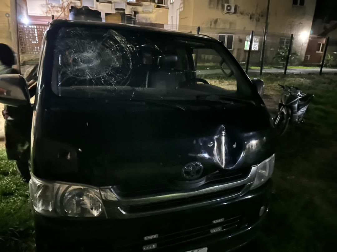 officialjandor's tweet photo. Yesterday, three members of my entourage, including a journalist were harmed as thugs attacked our convoy as we ended our tour of Badagry. We were attacked at Mowo junction on our way back from Ikoga by hoodlums who shot at my convoy. https://t.co/GHZFnKnLou