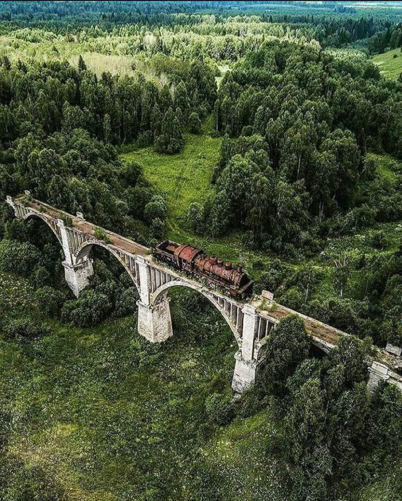 _FrejaAndersen_'s tweet photo. Decaying train on the bridge. https://t.co/KrlONq0Skk