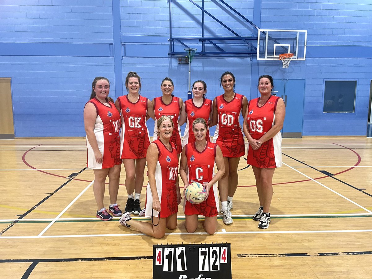 NetballSwp's tweet photo. First game and a lovely win for our SWP ladies ๐
Final score 72 - 11!
#PSUK @policesportuk @swpolice @CCJeremyVaughan #SWPNetball #Womeninsport https://t.co/aSA3MbkWWO