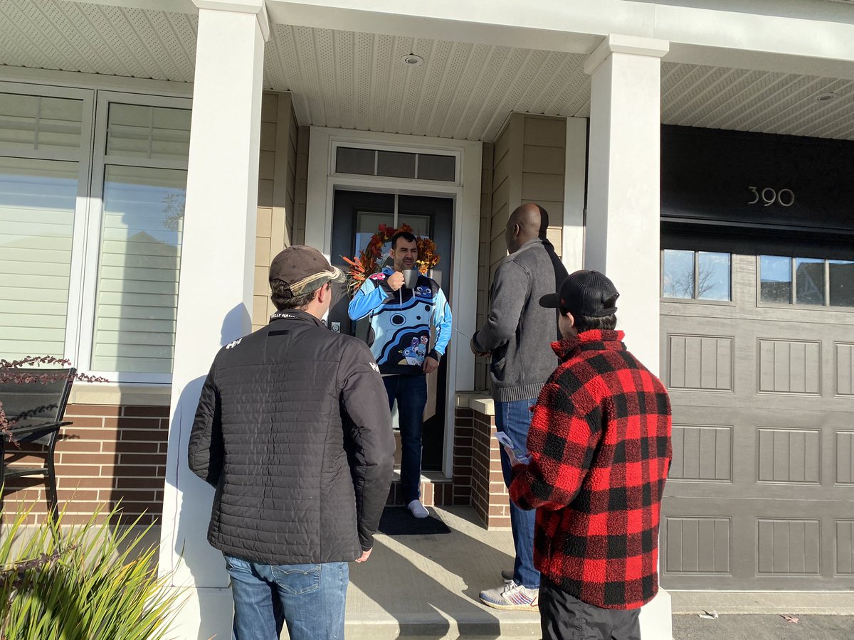 TaayoSimmonds's tweet photo. Reminder to #Barrhaven voters that polls close at 8:00pm tonight. Remember to bring ID and your voter card.

Options include:
✅ Ontario driver’s licence
✅ Ontario Health Card
✅ Lease agreement
✅ Mortgage statement 

#Barrhaven #OttawaVotes #ottvote https://t.co/2Tb1gcbzrt