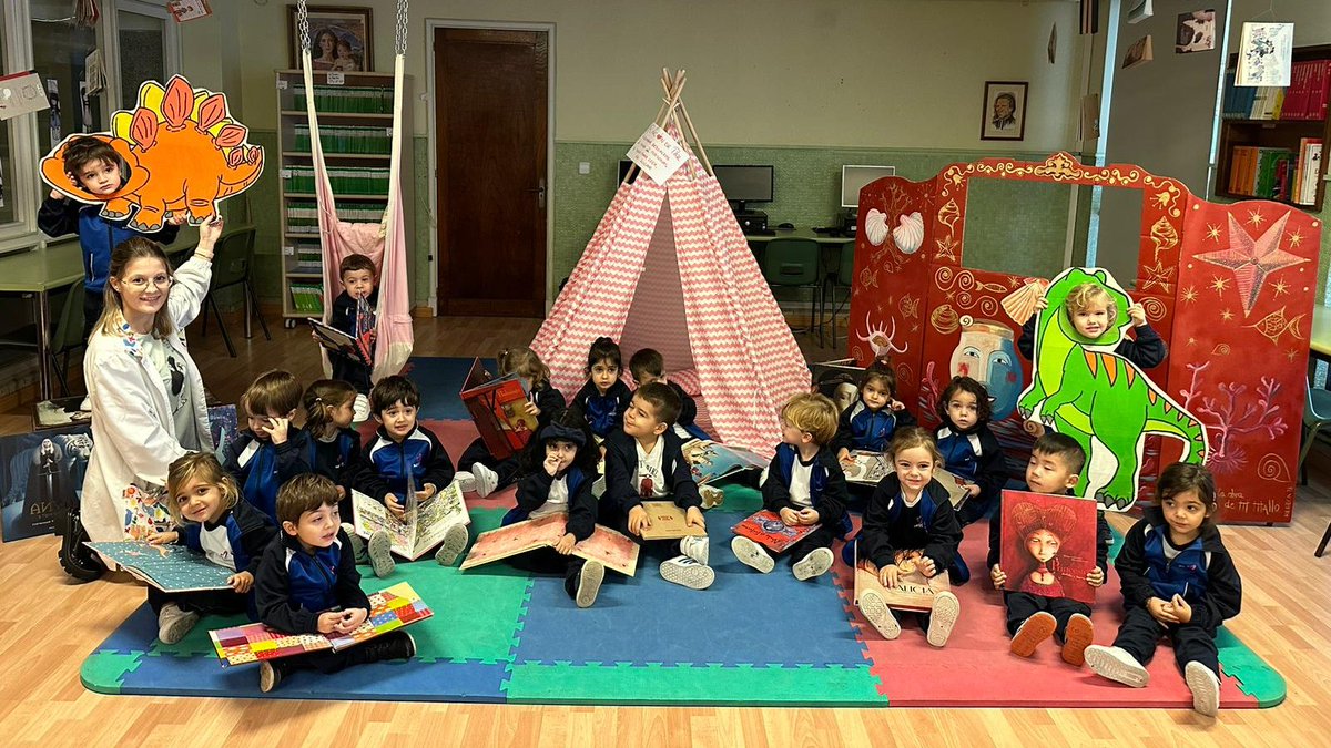 maristasourense's tweet photo. En el #DíadelasBibliotecas, los peques de Infantil echan a volar su imaginación visitando "Isla Fantasía", nuestra biblioteca escolar, y dejándose atrapar por un kamishibai que nos teletransporta a la prehistoria.
#MaristasLee #BibliotecasVivas #PLANBE https://t.co/rMohpGPpLI