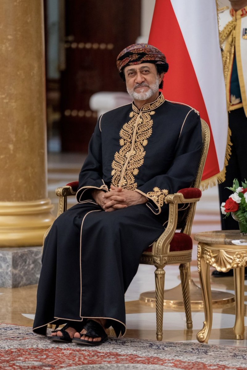 إذا كانت الحلوى هي عنوان كرمهم لضيوفهم وكذلك هي عنوان الترحيب بالضيف معنا ،، وإذا كان اعتزازهم بحضارة ( دلمون ) فنحن إمتداد لتاريخ ( مجان ) .. إنه لقاء التاريخ بروح العصر يجمع القيادتين على أرض الحب والسلام .
#السلطان_هيثم_يزور_البحرين 
#السلطان_هيثم_بن_طارق 
#الملك_حمد_بن_عيسى