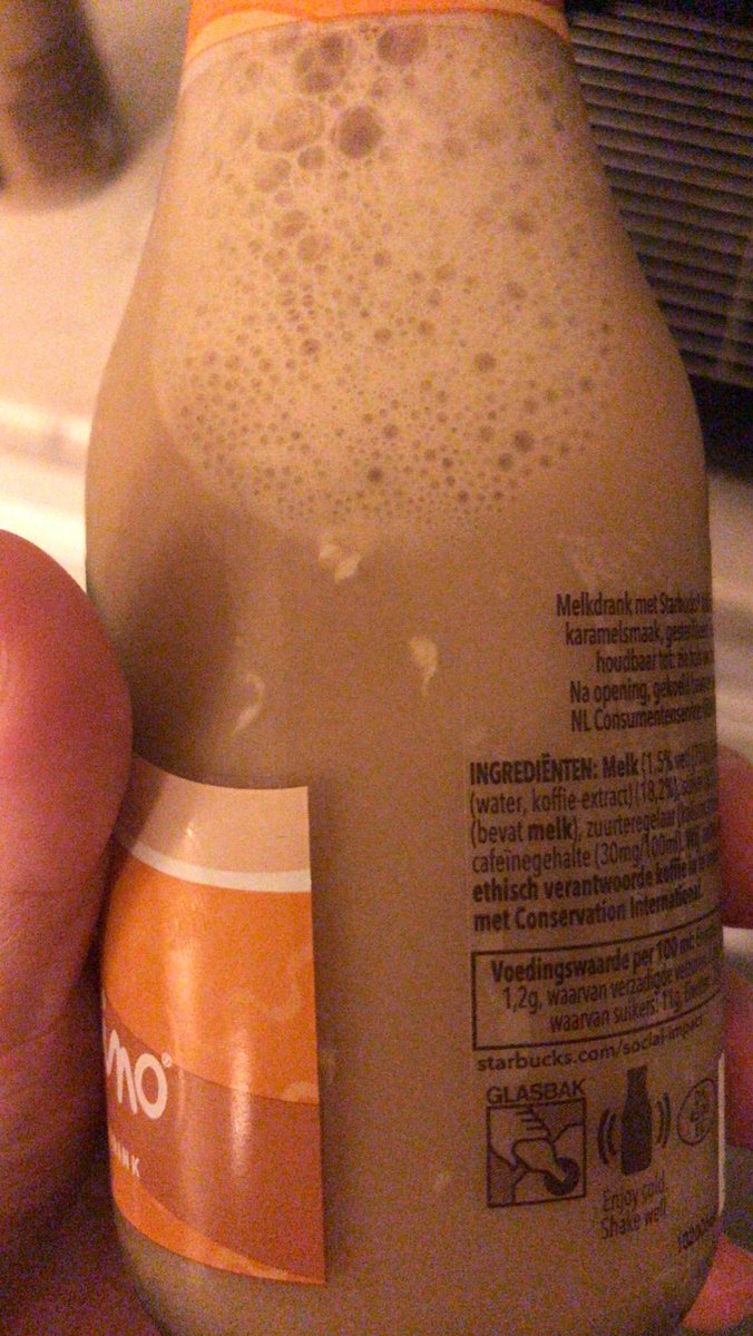chrisblitzers's tweet photo. heb ik nog nooit gezien, ik vertrouw het ook niet helemaal. Hebben jullie enig idee wat het is? En of het nog veilig is om te drinken? 🥲 Beide flesjes waren gewoon sealed en gekoeld bewaard https://t.co/F9avcyCdkl