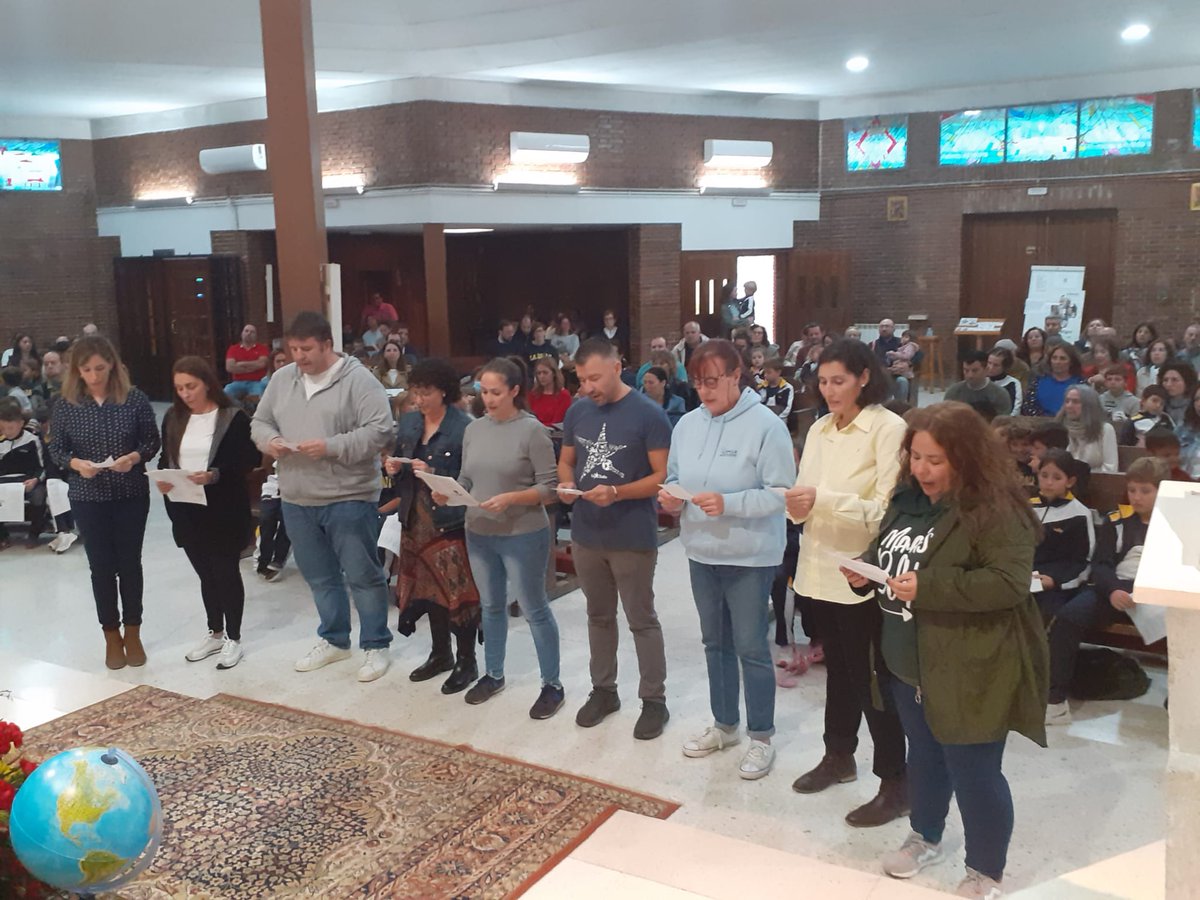 LaSalleInstituc's tweet photo. Celebrar la fe nos une como comunidad. En esta primera Eucaristía colegial nos unimos a la parroquia en la celebración del DOMUND y enviamos a nuestros catequistas para que desempeñen su bonita tarea. #JuntosMejor #PrimerasComuniones #ILSA_Grupos https://t.co/W1CMGrg7sB