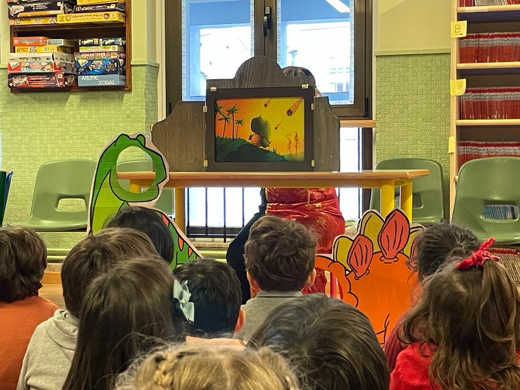 maristasourense's tweet photo. En el #DíadelasBibliotecas, los peques de Infantil echan a volar su imaginación visitando "Isla Fantasía", nuestra biblioteca escolar, y dejándose atrapar por un kamishibai que nos teletransporta a la prehistoria.
#MaristasLee #BibliotecasVivas #PLANBE https://t.co/rMohpGPpLI