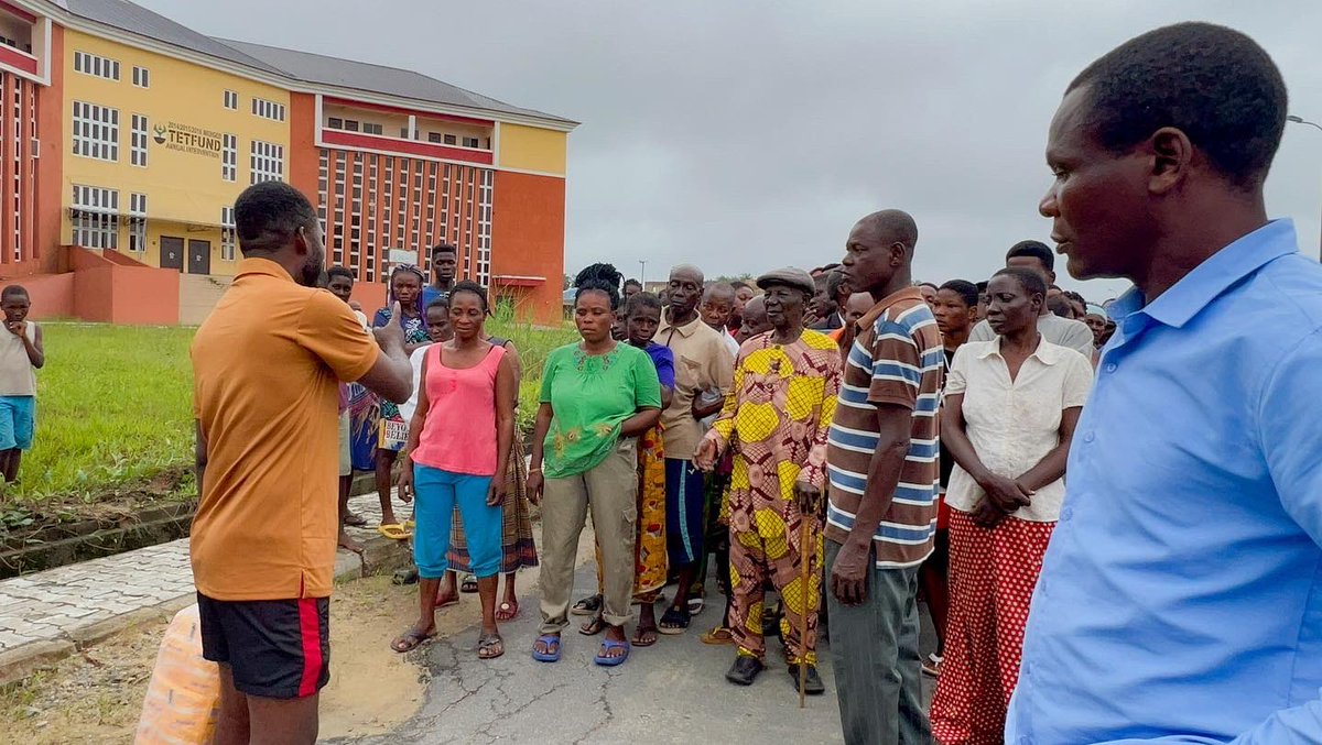 ethanrosefound1's tweet photo. We continued our reach out to persons displaced by flood yesterday, 23/10/22, visiting Otueke town in Ogbia LGA, Bayelsa State.
Relief items where distributed as the team empathized with the displaced persons.

#Ethanrose #Foundation #FloodInBayelsa #Flood #Help #sos #reachout https://t.co/OmVKDxRfDm
