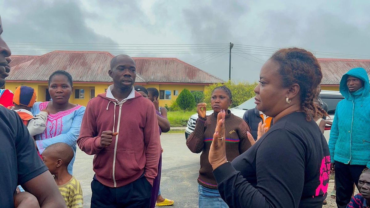 ethanrosefound1's tweet photo. We continued our reach out to persons displaced by flood yesterday, 23/10/22, visiting Otueke town in Ogbia LGA, Bayelsa State.
Relief items where distributed as the team empathized with the displaced persons.

#Ethanrose #Foundation #FloodInBayelsa #Flood #Help #sos #reachout https://t.co/OmVKDxRfDm