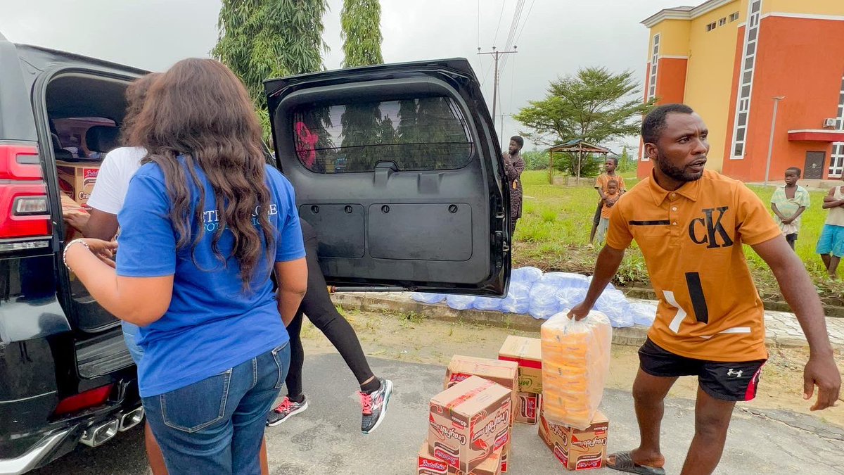 ethanrosefound1's tweet photo. We continued our reach out to persons displaced by flood yesterday, 23/10/22, visiting Otueke town in Ogbia LGA, Bayelsa State.
Relief items where distributed as the team empathized with the displaced persons.

#Ethanrose #Foundation #FloodInBayelsa #Flood #Help #sos #reachout https://t.co/OmVKDxRfDm
