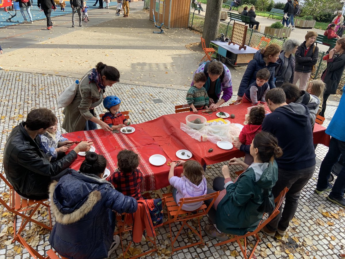BrunoGa75's tweet photo. Atelier Modelage, danse et massage pour le Cafête- guinguette. C'était dimanche au Kiosque de la Place des Fêtes @Paris19e https://t.co/p8vWvHtT6s