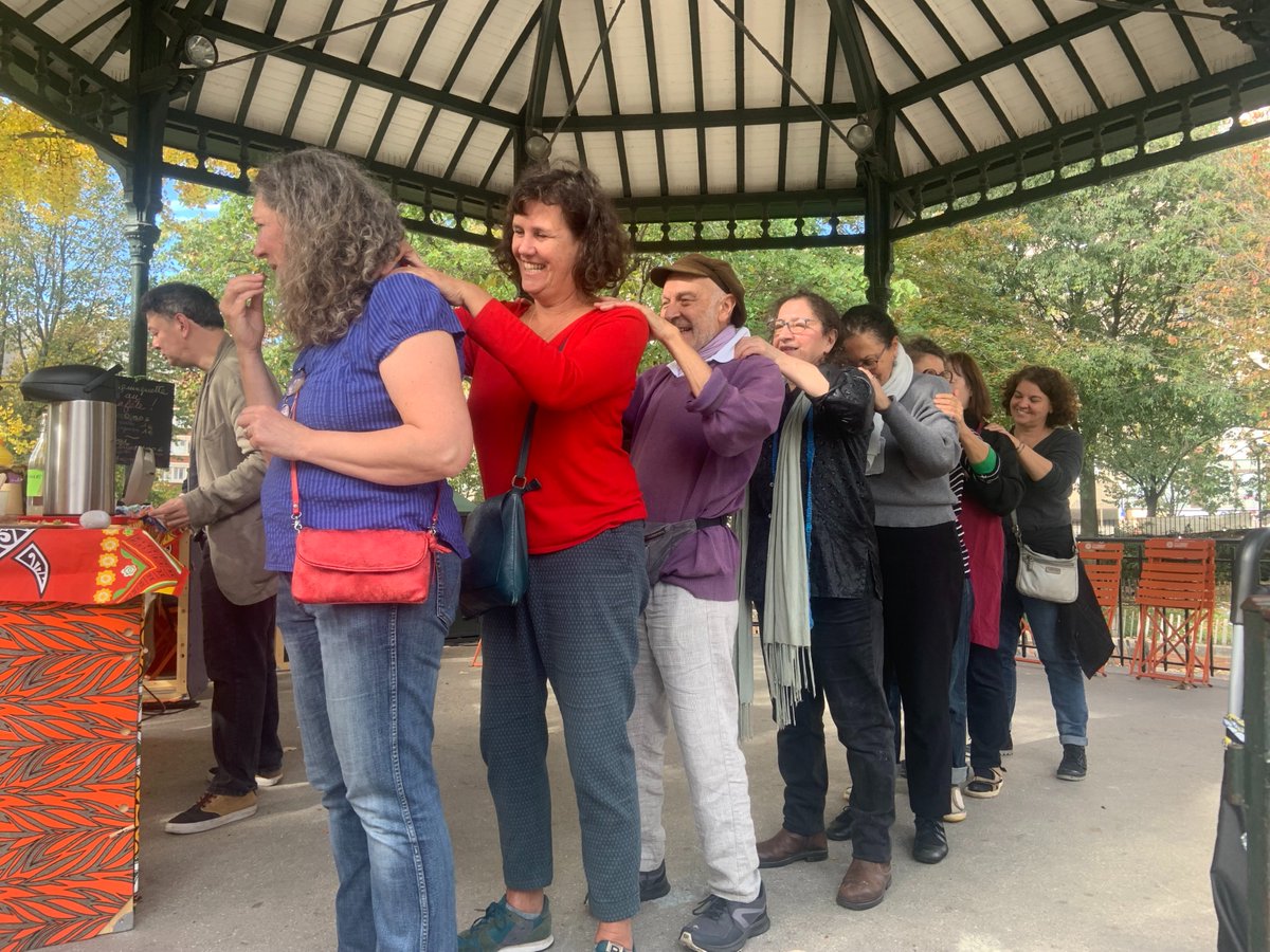 BrunoGa75's tweet photo. Atelier Modelage, danse et massage pour le Cafête- guinguette. C'était dimanche au Kiosque de la Place des Fêtes @Paris19e https://t.co/p8vWvHtT6s