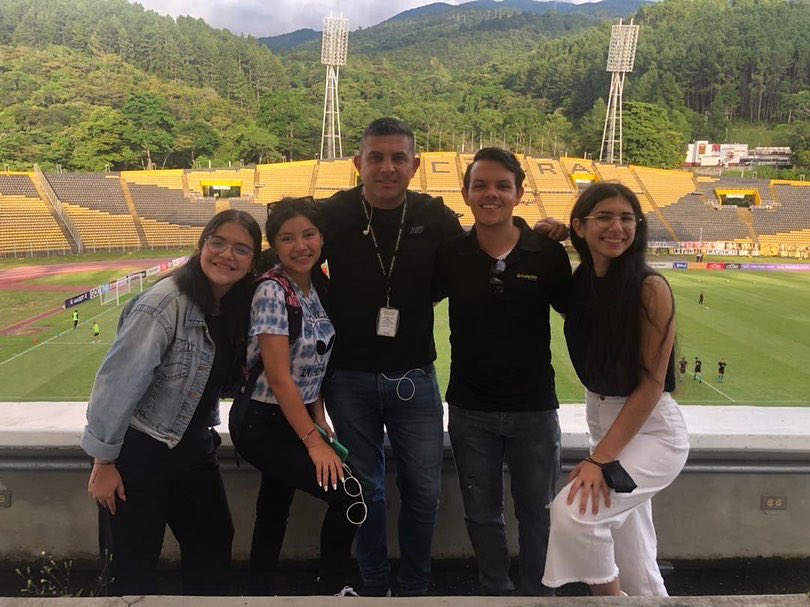 enjuegofm's tweet photo. El día de ayer, estudiantes de comunicación social de la Universidad Bicentenaria de Aragua acompañados por la Lic. Viena Zamudio, compartieron con el @club897fm su primera experiencia en el palco de medios del Estadio Polideportivo de Pueblo Nuevo. https://t.co/N2iVHyKij4
