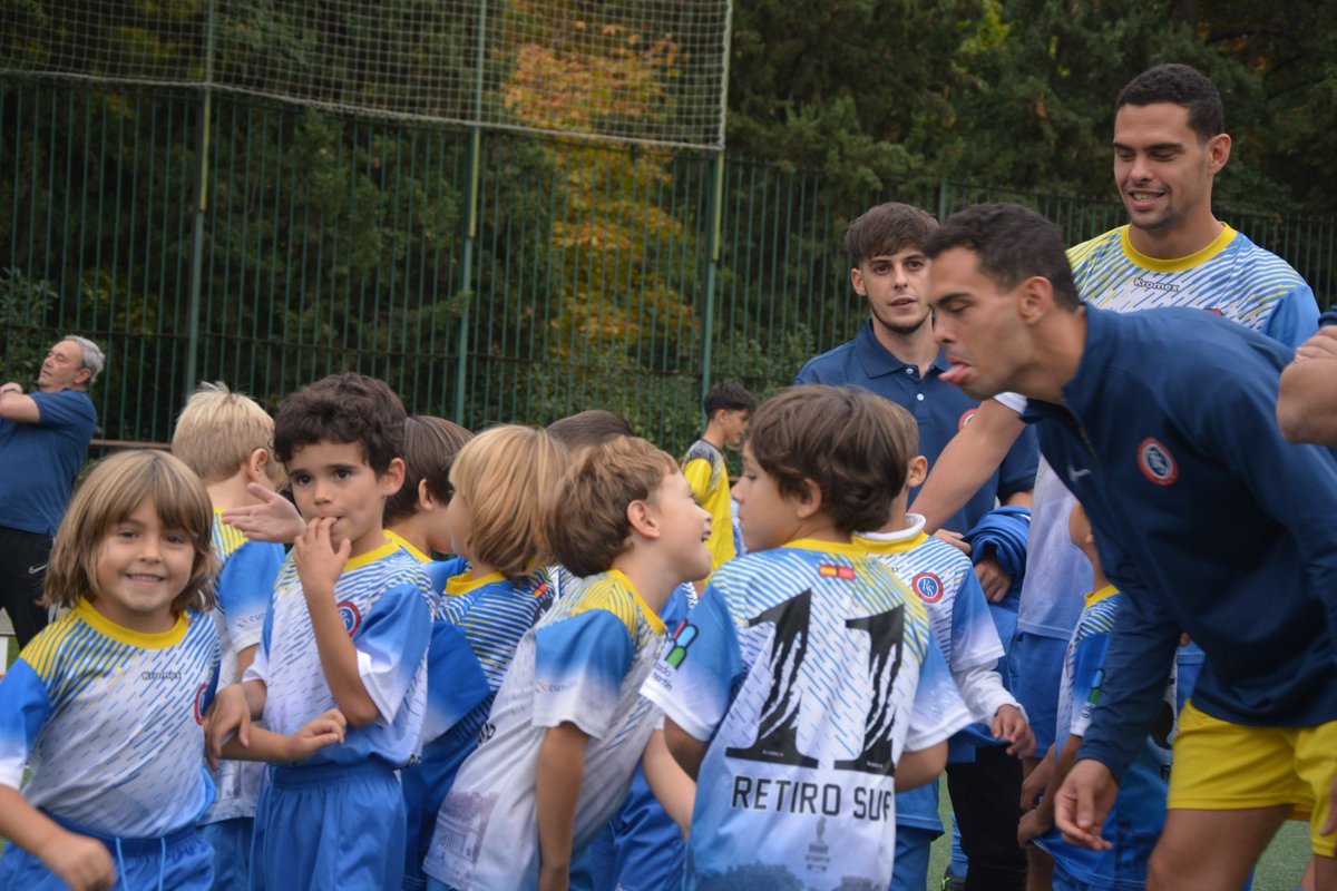 cdretirosur's tweet photo. 📸 Tocaba día de foto y se formó la marea azul en la chopera. 

💙 Gracias a las más de 200 personas que habéis venido incluso siendo lunes. ¡Que orgullosos nos hacéis sentir! 

#ForzaRetiro 🔵⚪ https://t.co/NoGfIXRRip