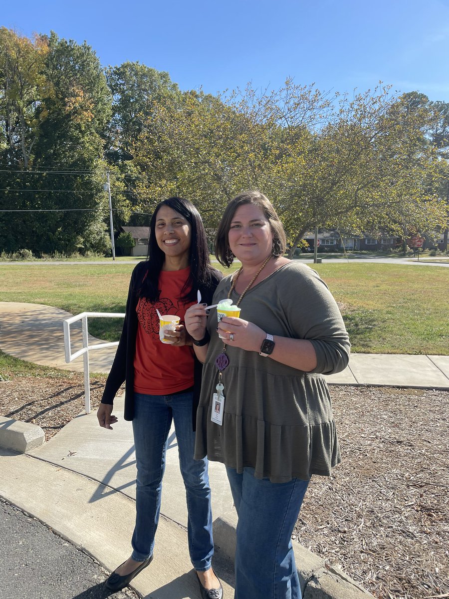 Sunset_Park_CAS's tweet photo. It was a Kona Ice kind of day for our teachers and staff as they left for the day! Sweet surprises are always a hit at The Park!
#unstoppable #CLAPforYOURSELF #rocksolid https://t.co/jApNp1VgG4