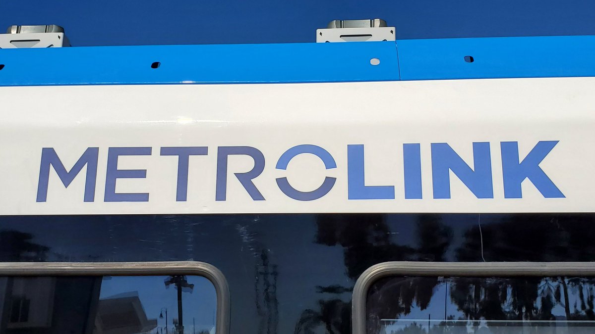 militantangleno's tweet photo. NEW @Metrolink LOGO WUUUUUT
#SanBernardino #InlandEmpire #IE #ArrowService https://t.co/5JQZwG97nu