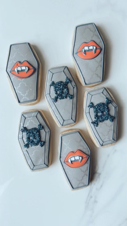 thelunchguru's tweet photo. Hosting a last minute Halloween social hour and need help with food..spook your guests with our #Halloween #charcuterie &amp; #cookies!

#halloweenparty #appetizers #desserts #partyfood #decoratedcookies #customerexperience #catering #sandiegocatering #food https://t.co/5UUvFYL9e8