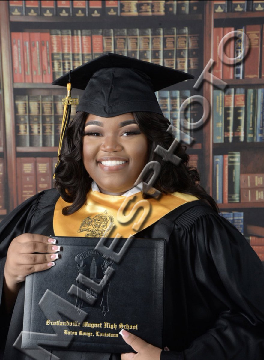 lovelylaysia_'s tweet photo. 2 years ago, I never thought I’d be here✨👩🏽🎓; senior portraitsss😍💖
#earlygraduate https://t.co/r10Gs0s9ZR